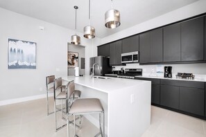 Fridge, oven, stovetop, dishwasher