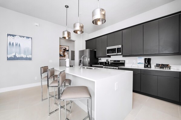 Fridge, oven, stovetop, dishwasher