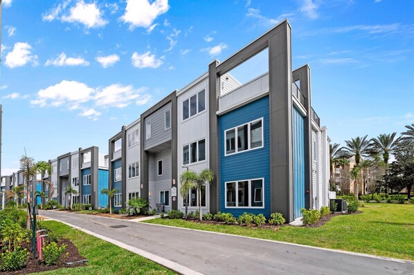 Exterior - Upscale Condo with Pool Table near Disney with Resort & Waterpark Access -. (Kissimmee)