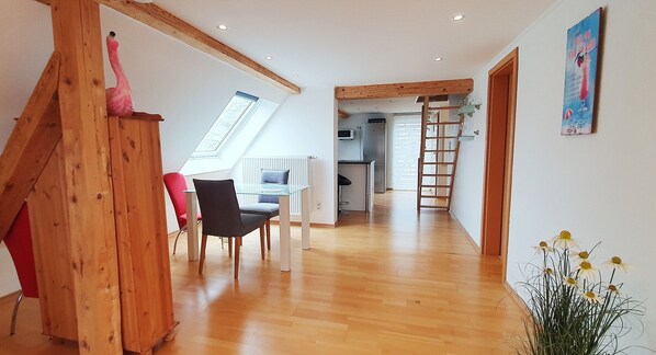 Dining - Ferienwohnung im Dachgeschoss, ca. 45m², für 2 Personen, Nichtraucher, Offener Wohnbereich (Traunstein)