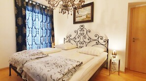 1 bedroom, bed sheets - Ferienwohnung im Dachgeschoss, ca. 45m², für 2 Personen, Nichtraucher, Offener Wohnbereich (Traunstein)