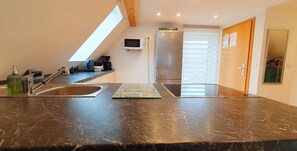 Fridge, microwave, oven, stovetop - Ferienwohnung im Dachgeschoss, ca. 45m², für 2 Personen, Nichtraucher, Offener Wohnbereich (Traunstein)