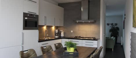 Réfrigérateur, micro-ondes, plaque de cuisson, lave-vaisselle