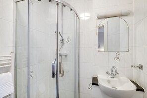 Kamar Double Kota, 1 Tempat Tidur Queen, Bebas Asap Rokok, kamar mandi pribadi | Kamar mandi | Perlengkapan kamar mandi ramah lingkungan, pengering rambut,  dan handuk