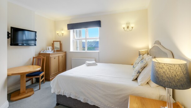 Chambre Double Économique, 1 grand lit, non-fumeurs, salle de bains privée | Fer et planche à repasser, Wi-Fi gratuit