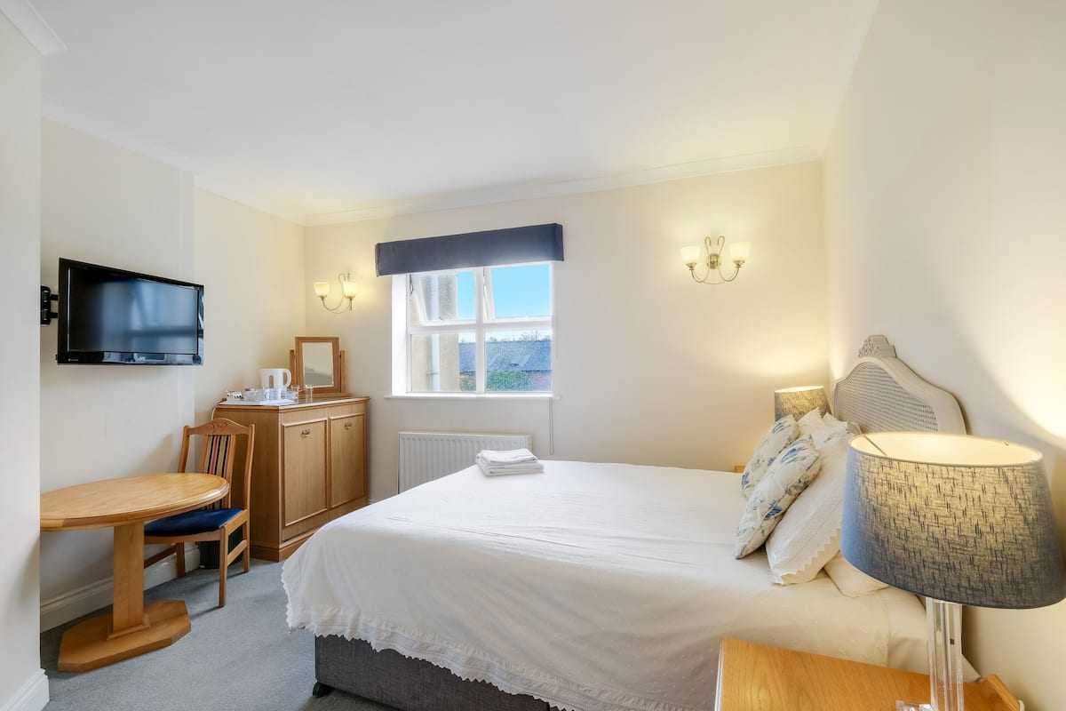 City Double Room, 1 Queen Bed, Non Smoking, Private Bathroom