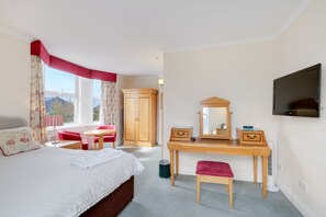 Superior Double Room, Non Smoking, Private Bathroom | Minibar, iron/ironing board, free WiFi, bed sheets - Charles House - Windsor Castle 5min Walk (Windsor)
