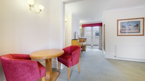 Chambre Double Exécutive, 1 très grand lit, baignoire, côté cour intérieure | Vue sur la ville
