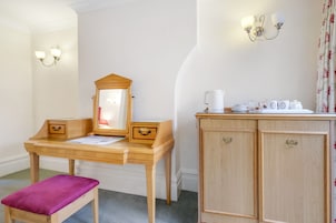 Habitación ejecutiva doble, 1 cama de matrimonio grande, bañera, en la zona del patio | Zona de estar | Televisión LCD de 32 pulgadas con canales digitales
