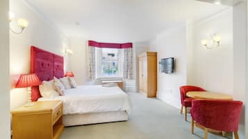 Camera Executive con letto matrimoniale o 2 letti singoli, 1 letto king, vasca da bagno, sul cortile | Minibar, ferro/asse da stiro, Wi-Fi gratuito, lenzuola