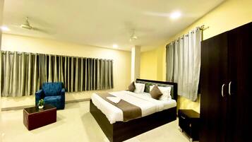 Deluxe Room | Egyptian cotton sheets, premium bedding, Select Comfort beds, desk