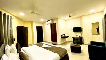 Standard Room, 1 King Bed, City View | Egyptian cotton sheets, premium bedding, Select Comfort beds, desk