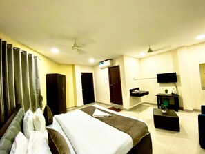 Deluxe Room | Egyptian cotton sheets, premium bedding, Select Comfort beds, desk - Hotel Sky Park - Airport Zone (Hyderabad)