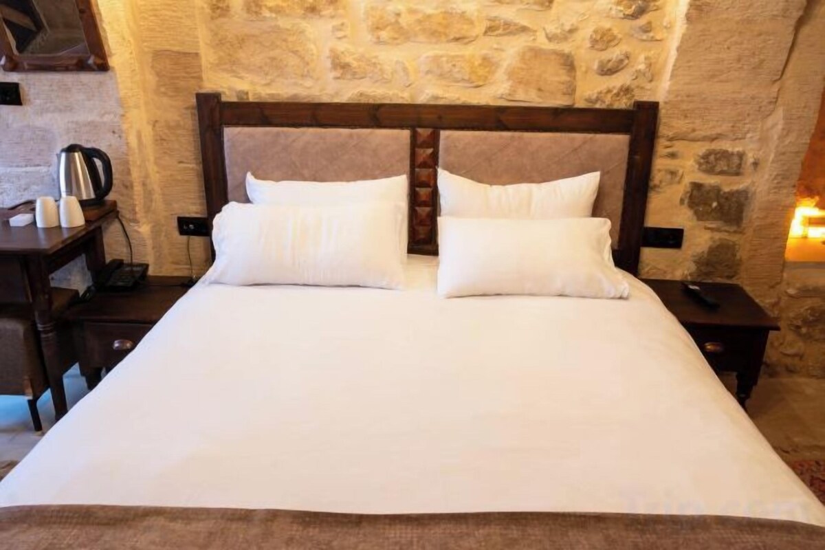 Hypo-allergenic bedding available, Tempur-Pedic beds
