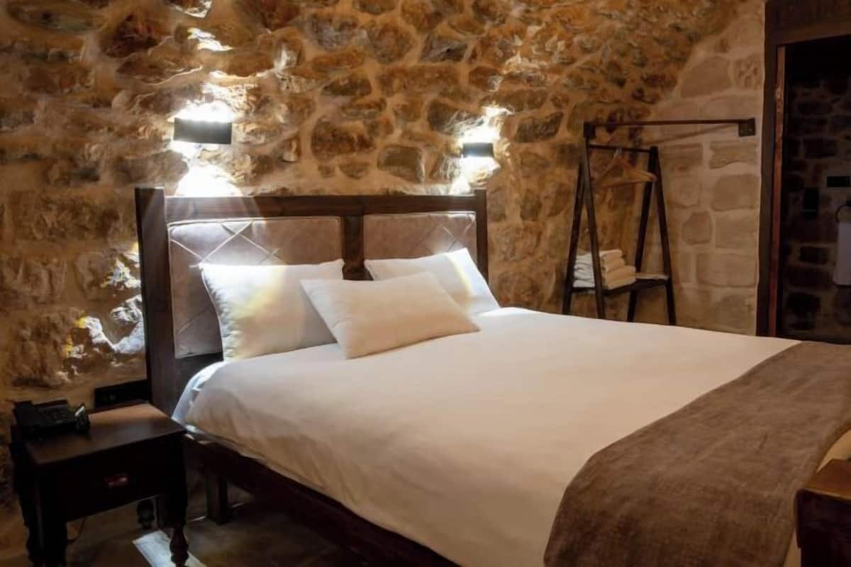 1 bedroom, hypo-allergenic bedding, Tempur-Pedic beds