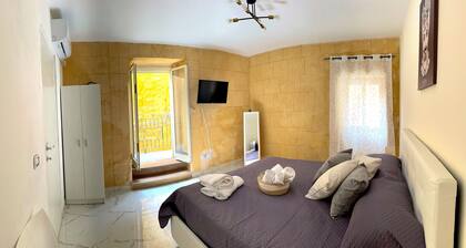 A due Passi Dalle vie Principali di Agrigento. Casa Vacanze al Centro Storico