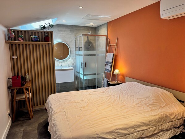 4 bedrooms, iron/ironing board, WiFi