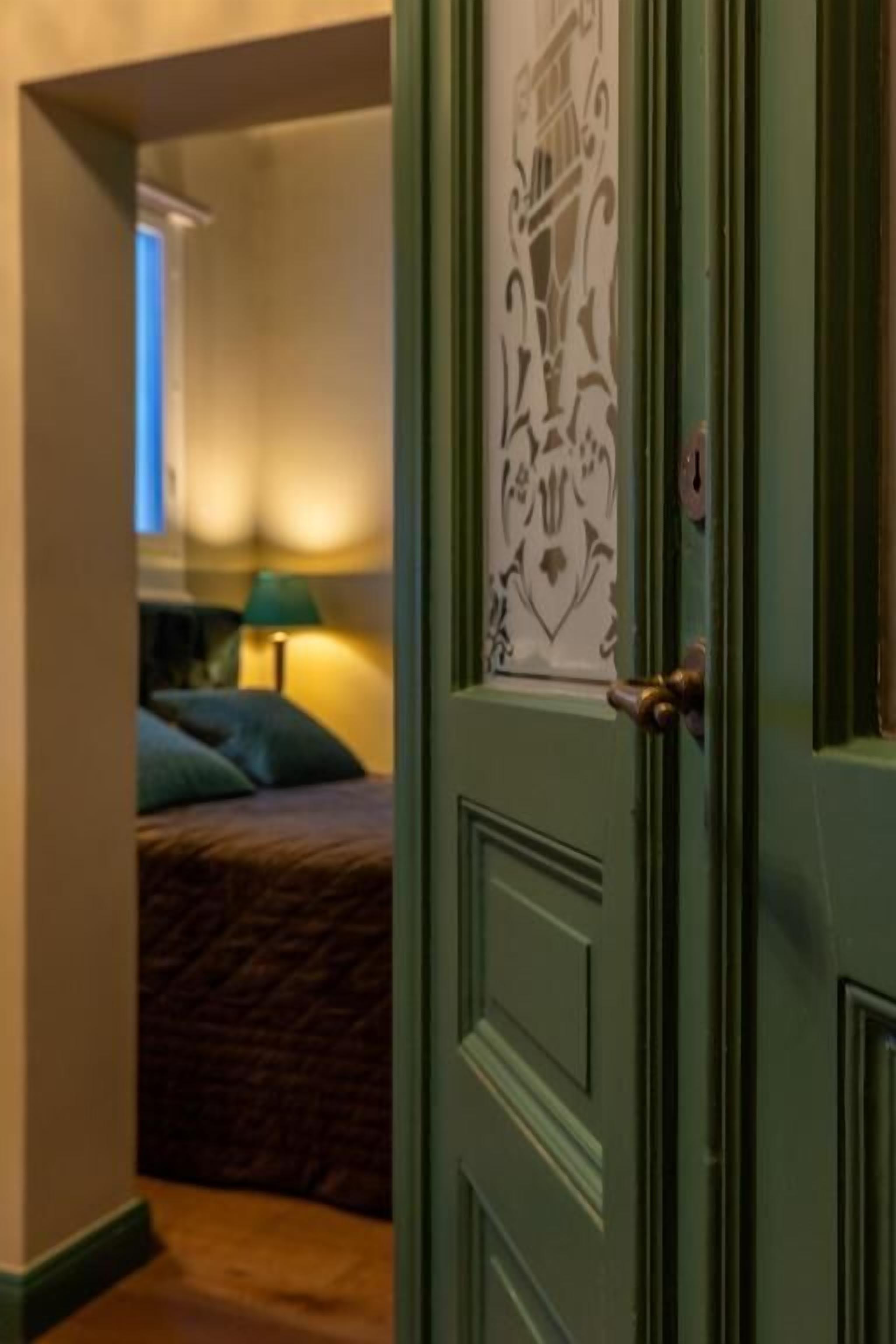 Deluxe enkelrum | Duntäcken, individuell inredning, unika möbler och mörkläggningsgardiner