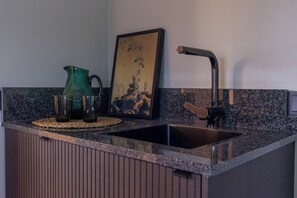 Tủ lạnh nhỏ, ghế cao cho trẻ em 
