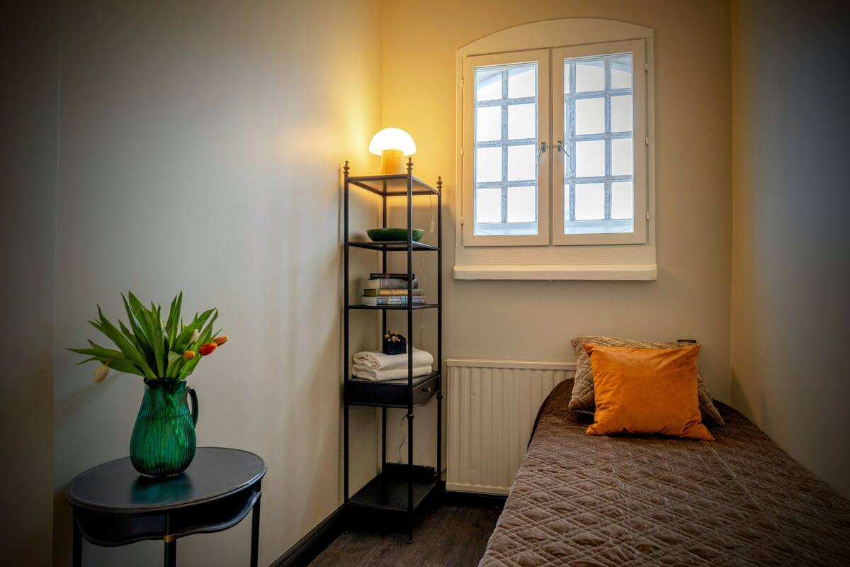 Basic Single Room with Shared Bathroom | 羽絨被、遮光布/窗簾、熨斗/熨衣板、免費搖籃/嬰兒床