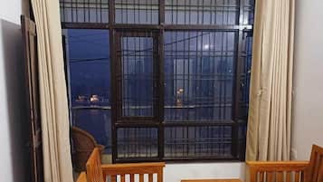 Apartemen Deluks | Ruang keluarga | TV