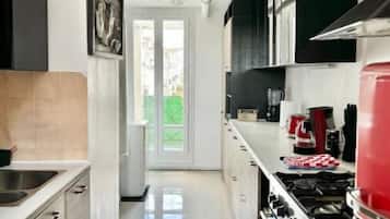 Een koelkast, een microgolfoven, een oven, een vaatwasser