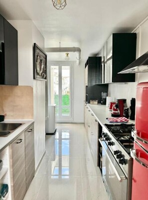 Fridge, microwave, oven, dishwasher - Appartement 3 Chambres Avec lit Doubles (Cergy)