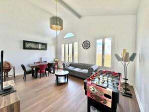 Game room - Appartement 3 Chambres Avec lit Doubles (Cergy)