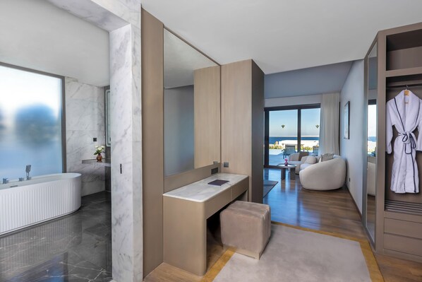 Un baño moderno con un espejo grande, una bañera y un tocador.