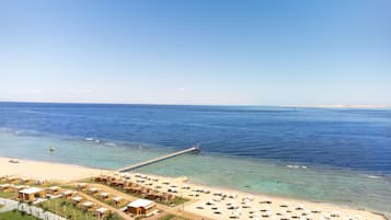 Accommodatie ligt op het strand, parasols, strandlakens, een strandbar