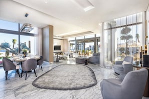 Villa, varias camas | Zona de estar | Una televisión LCD