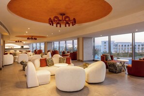 5 bares o lounges, bar junto a la alberca, bar en la playa 