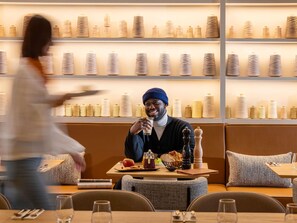 Petit déjeuner buffet (25 EUR par personne)