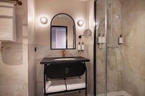 Douche, douche à « effet pluie », sèche-cheveux, peignoirs