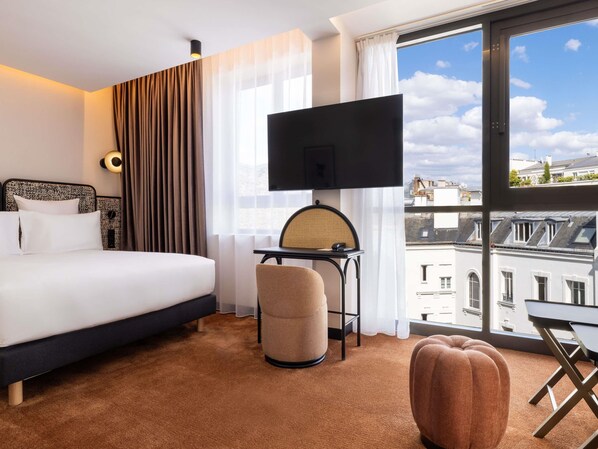 普通套房, 1 張加大雙人床和 1 張沙發床 | 高級寢具、舒適加層、客房內保險箱、書桌