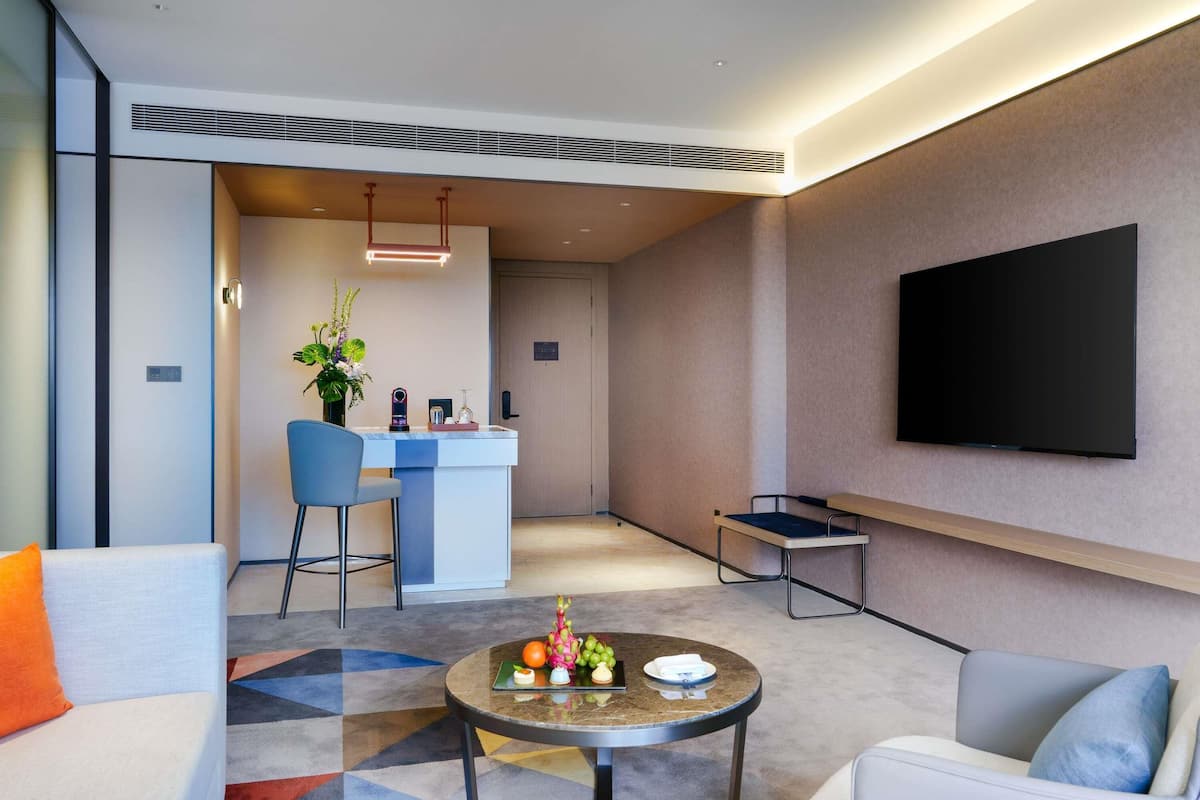 Minibar, caja de seguridad en la habitación y escritorio