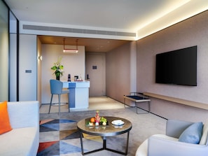 Suite superior, 1 cama King size y sofá cama | Ropa de cama de alta calidad, edredón y minibar
