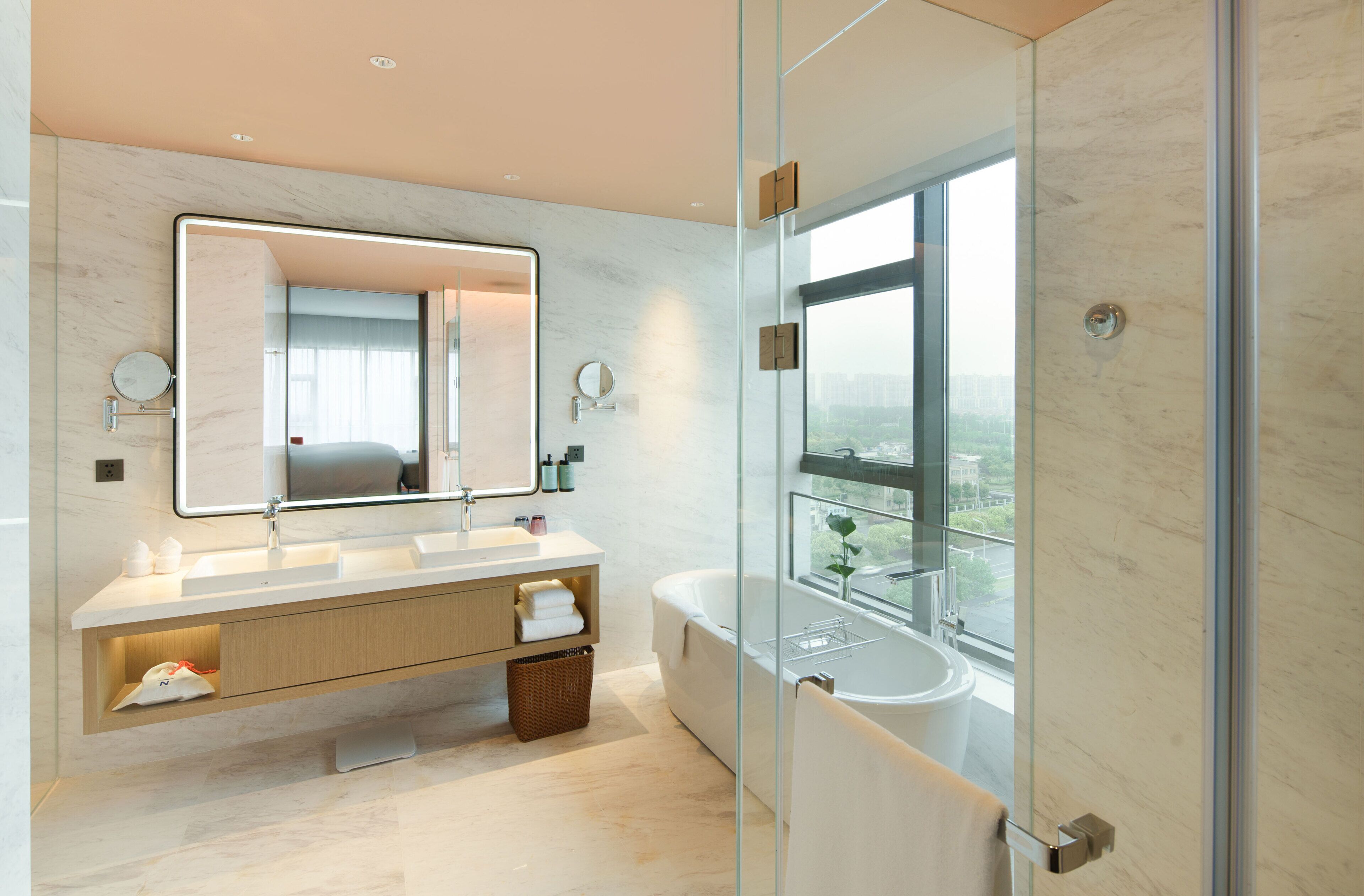 Suite, 1 très grand lit | Salle de bain | Séchoir à cheveux, peignoirs, pantoufles, bidet