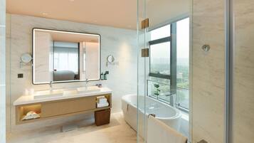 Suite, 1 très grand lit | Salle de bain | Séchoir à cheveux, peignoirs, pantoufles, bidet