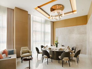 Phục vụ bữa sáng, bữa trưa và bữa tối 