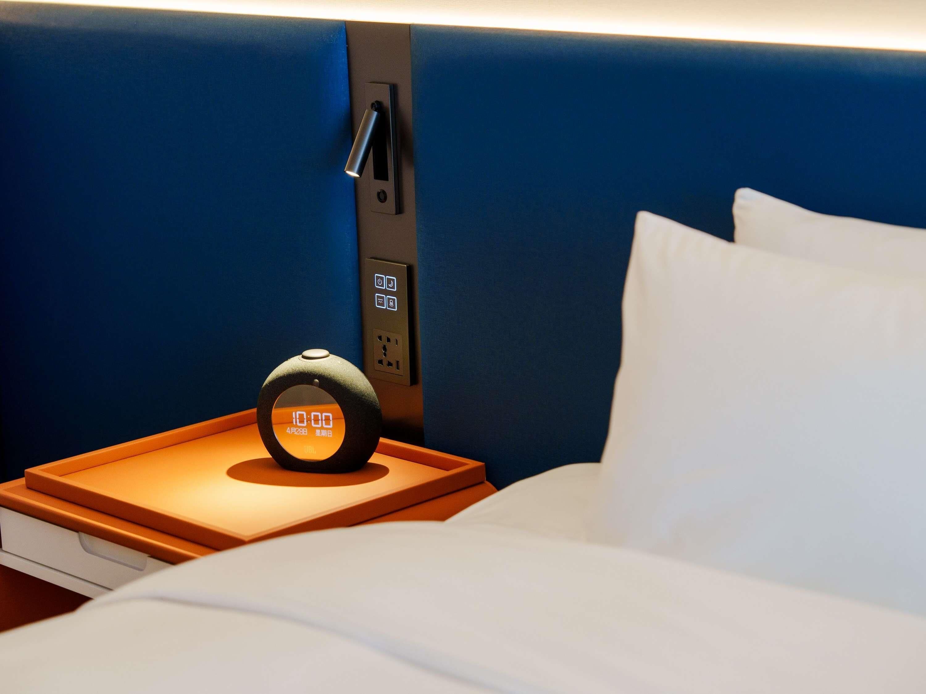 Minibar, pengeskab på værelset, skrivebord