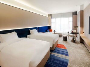 Minibar, caja de seguridad en la habitación y escritorio 