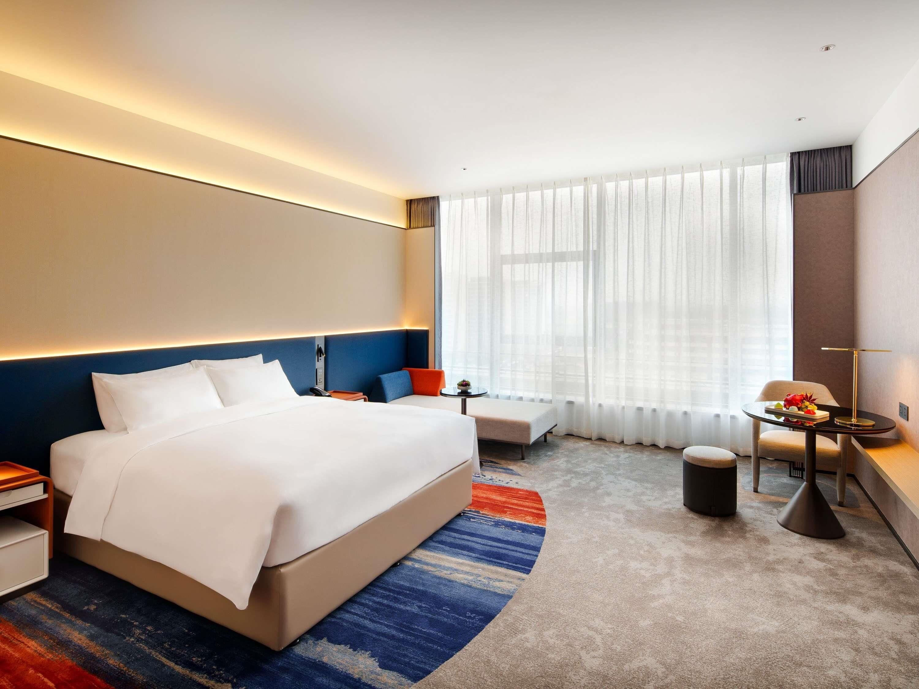Executive Room, 1 King Bed | Minibar, in-room safe, desk, laptop workspace