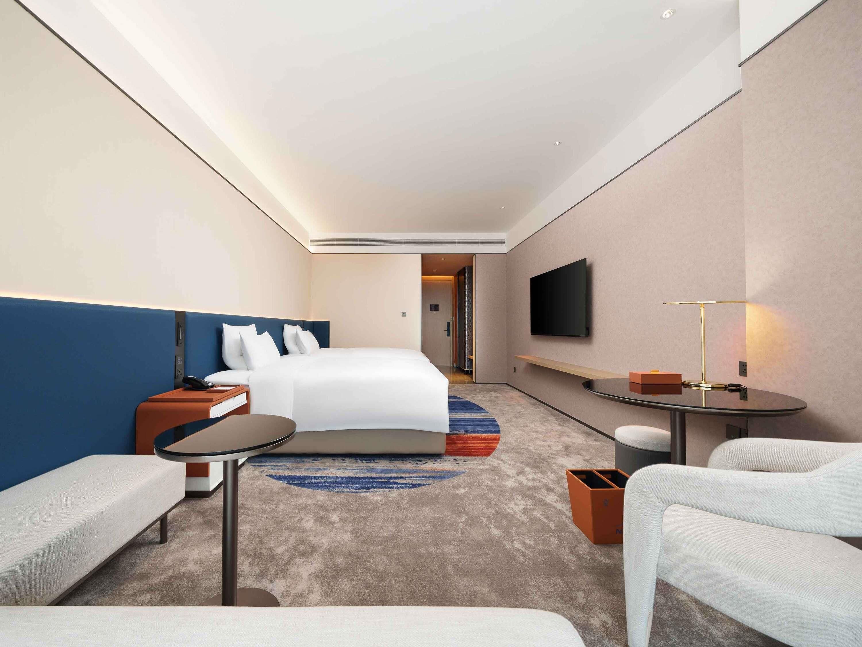 Standardværelse - 2 enkeltsenge - byudsigt | Minibar, pengeskab på værelset, skrivebord