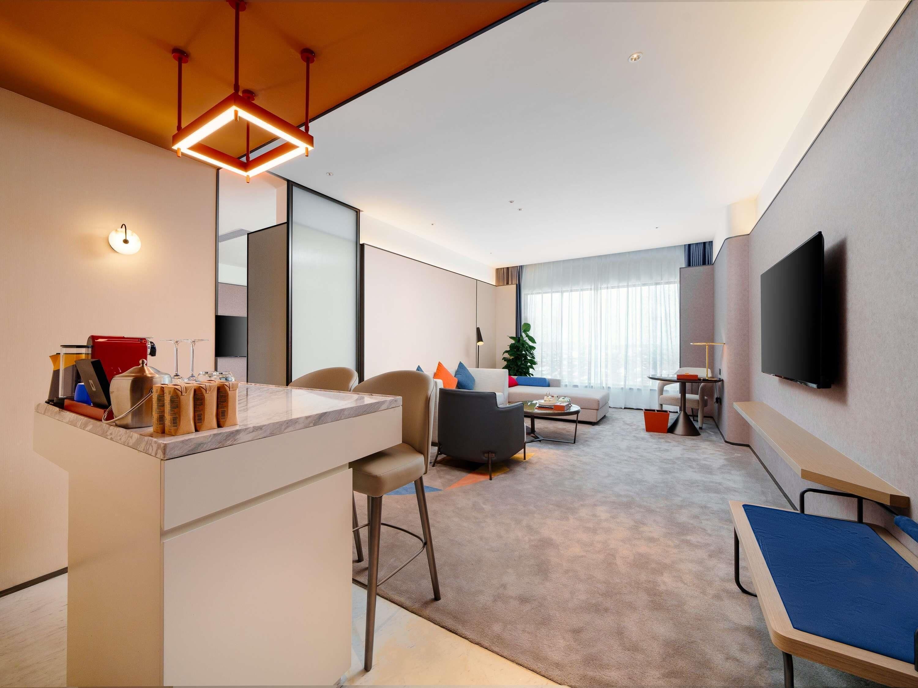 高级套房, 1 张特大床和 1 张沙发床 | 迷你吧、客房内保险箱、办公桌、笔记本电脑工作区