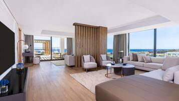 Premium bedding, free minibar, in-room safe, blackout curtains