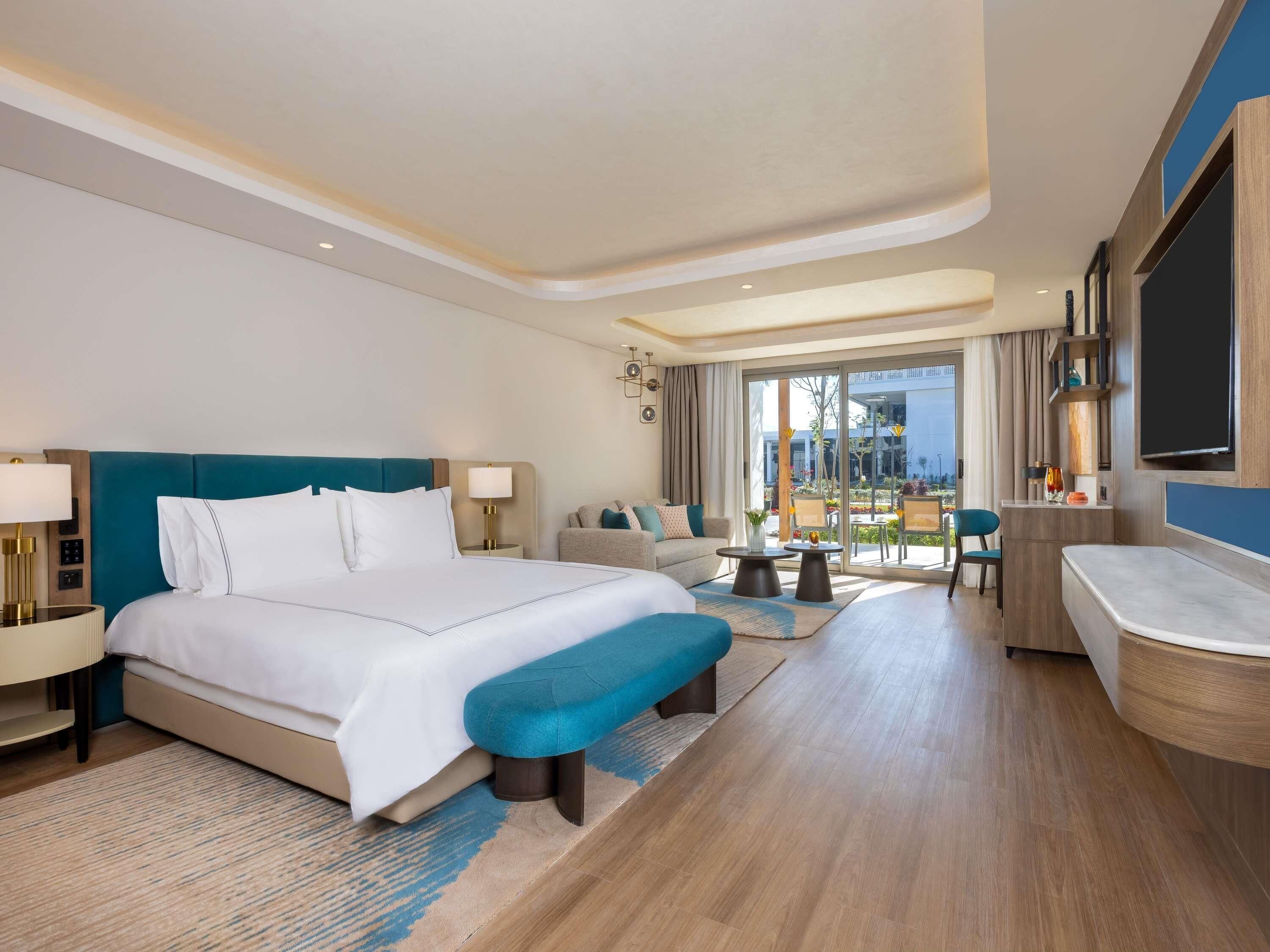 Executive Suite Beach Side | Premium bedding, free minibar, in-room safe, blackout drapes