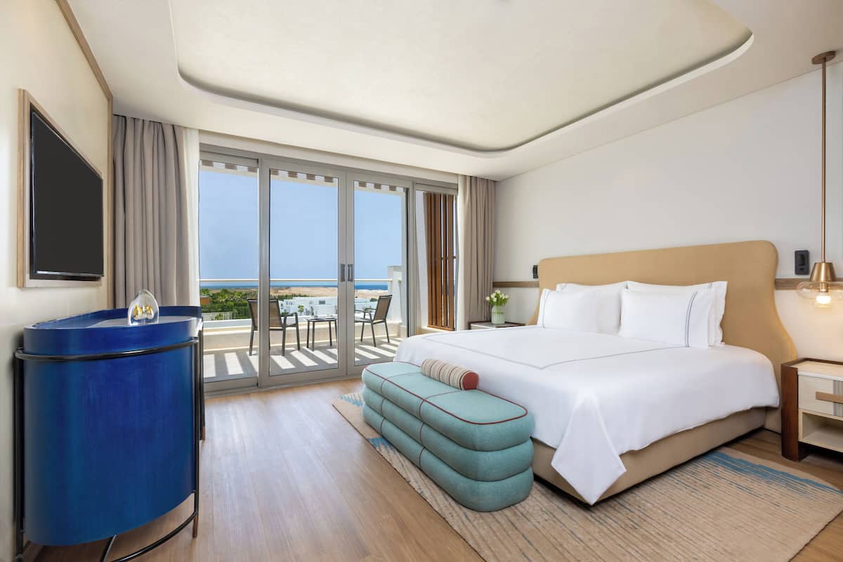 Premium bedding, free minibar, in-room safe, blackout curtains