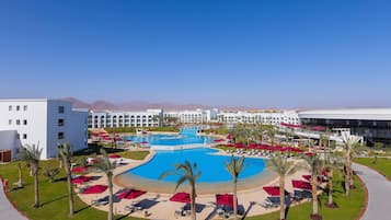 3 piscines extérieures