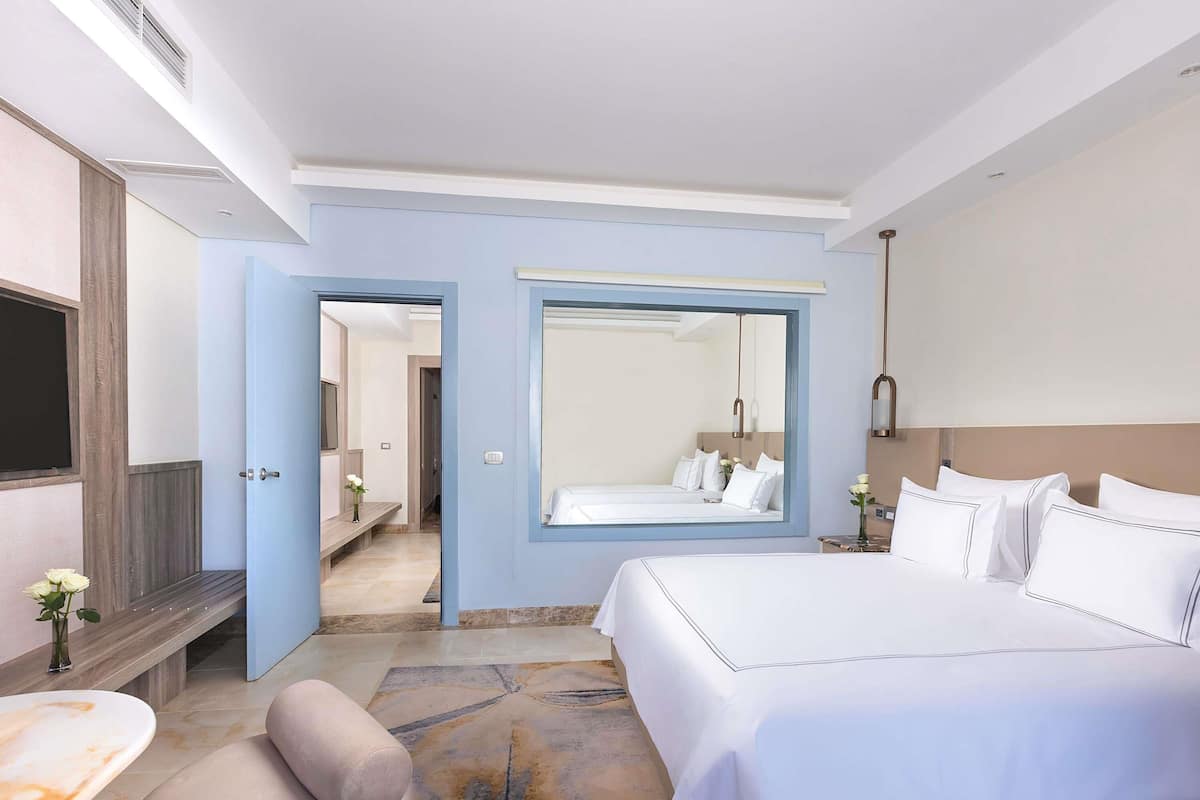 Family Room Blue Planet | Premium bedding, free minibar, in-room safe, blackout drapes